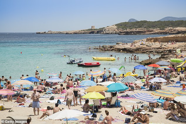 La delincuencia está aumentando en Ibiza y en los puntos turísticos más populares de las Islas Baleares de España, con ladrones que tienen como objetivo a turistas descuidados que nadan, se divierten e incluso tienen sexo en las playas por la noche.