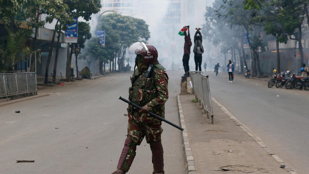 La policía de Kenia prohíbe las protestas en Nairobi tras las mortíferas manifestaciones antigubernamentales
