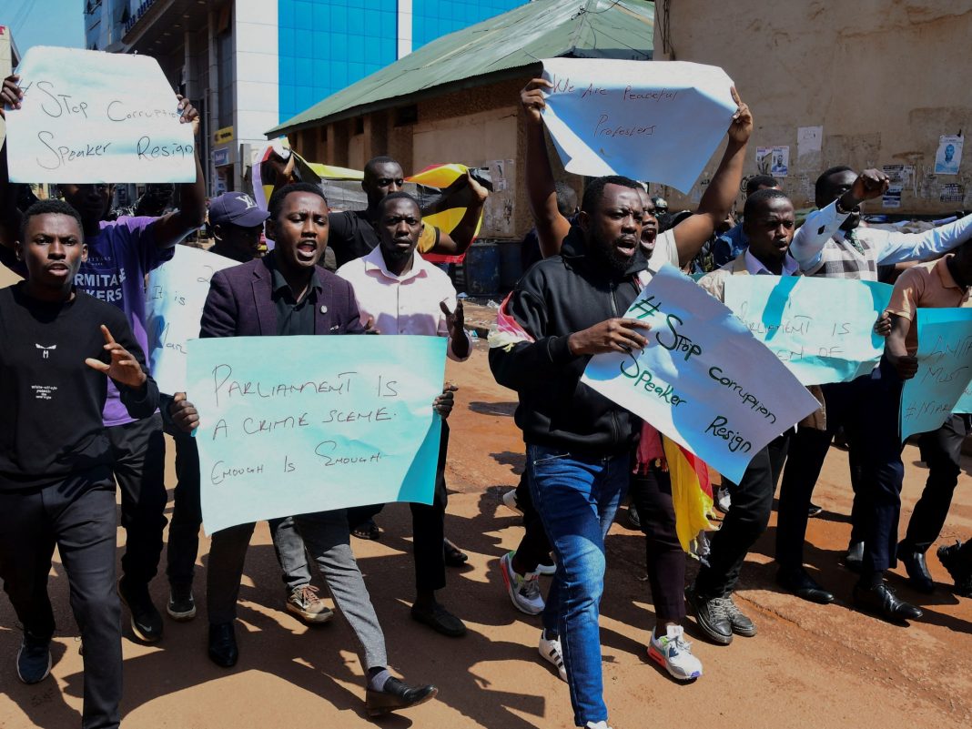 La policía de Uganda detiene a decenas de personas en protestas contra la corrupción
