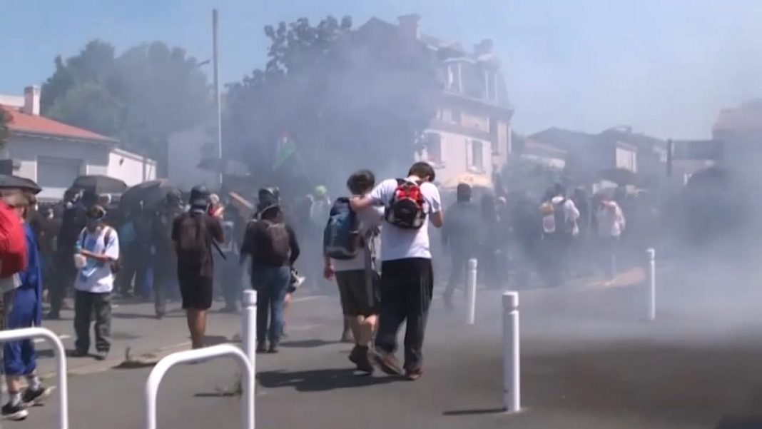 La policía se enfrenta a los manifestantes en La Rochelle
