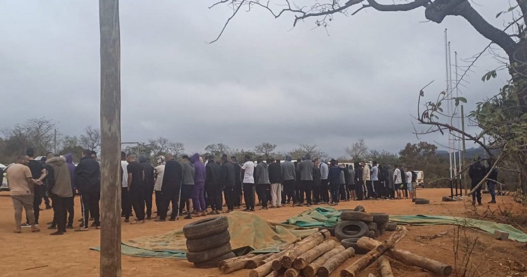 La policía sudafricana afirma que 95 libios fueron detenidos en un supuesto campamento militar
