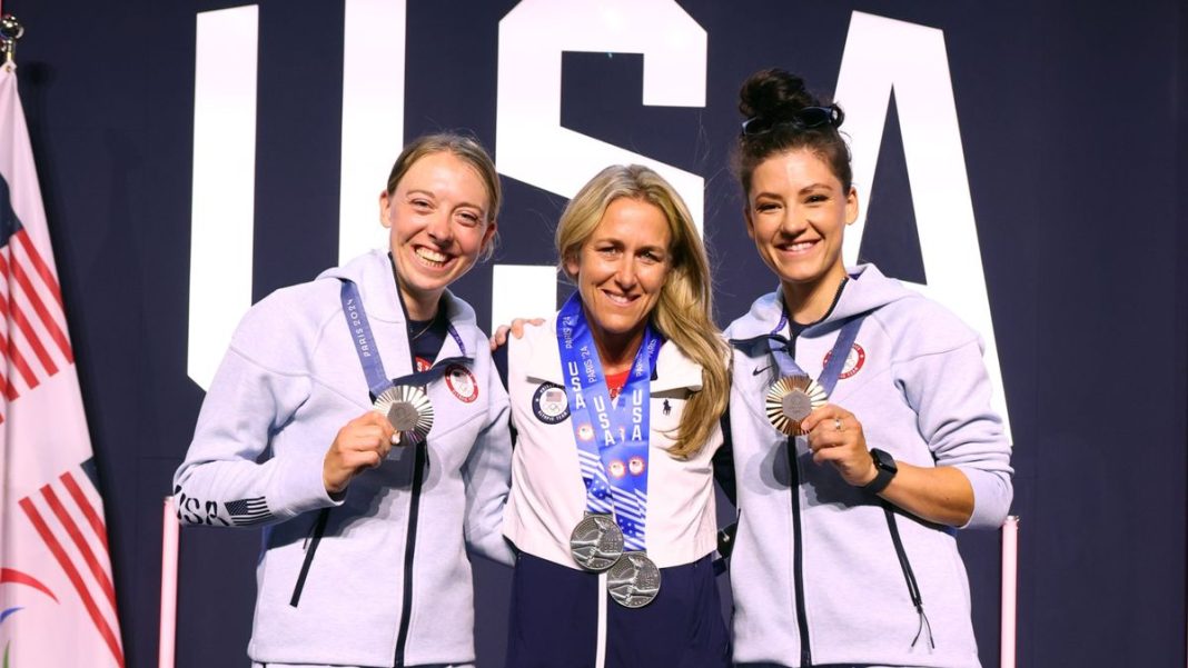 La tres veces medallista de oro olímpica Kristin Armstrong fue homenajeada en los Juegos Olímpicos de París
