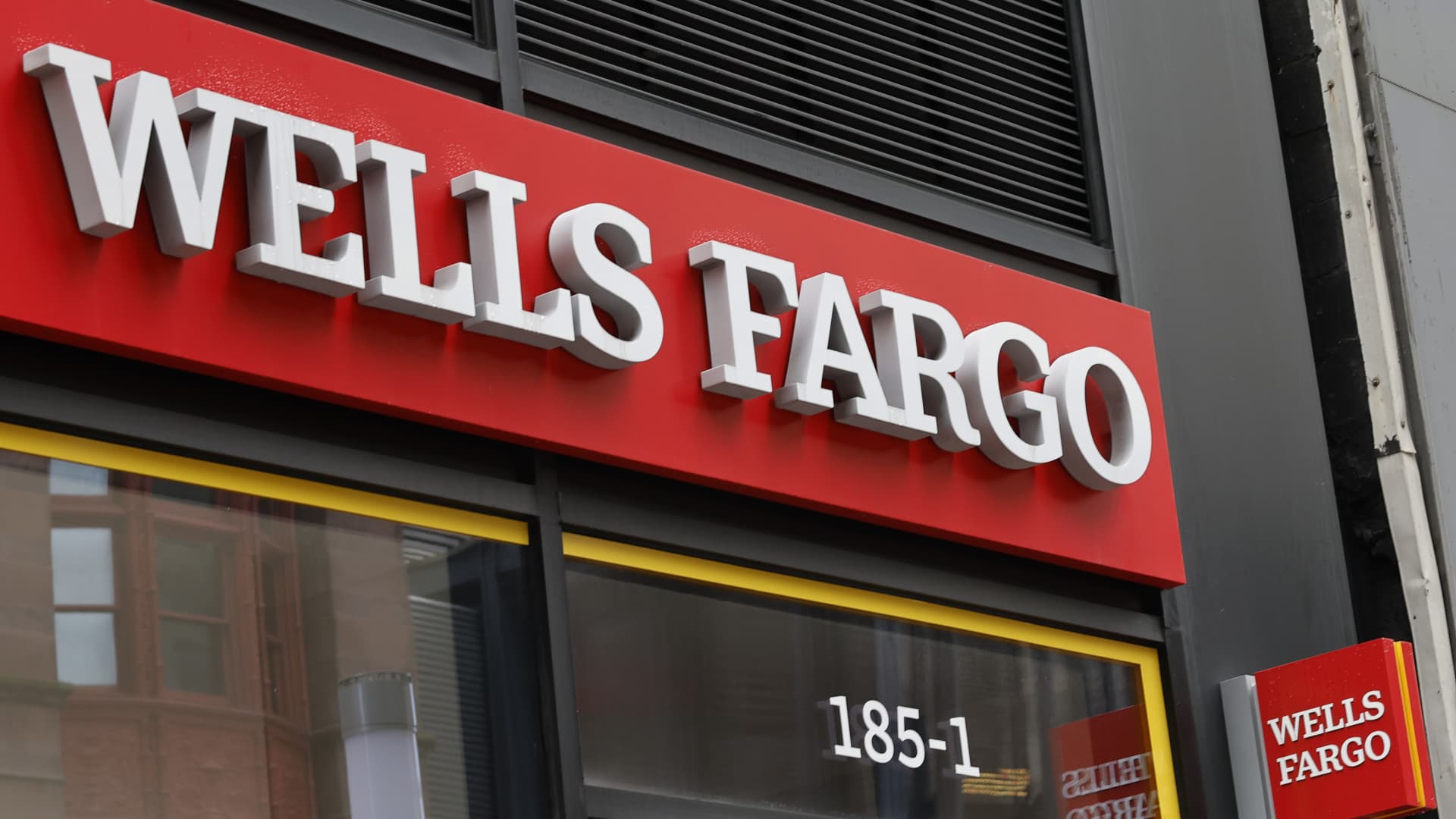 Las acciones de Wells Fargo caen después de que los ingresos netos por intereses no alcanzaran las estimaciones
