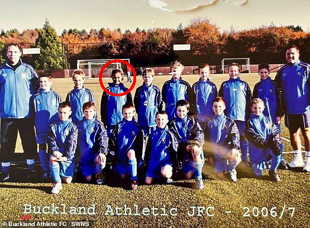 Ollie Watkins (círculo rojo) durante su estancia en el Buckland Athletic FC.