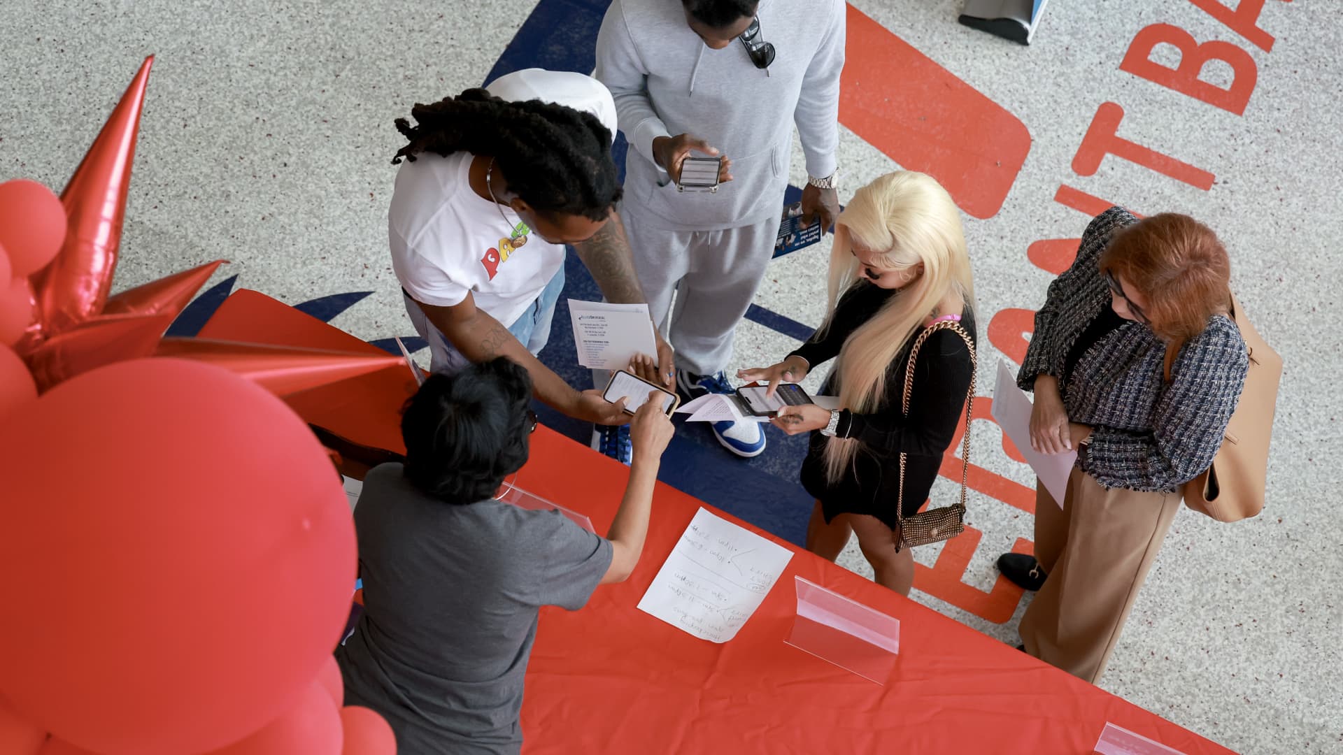 Las tasas de desempleo aumentan en junio para las mujeres blancas, negras e hispanas, pero disminuyen para los hombres de los tres grupos raciales
