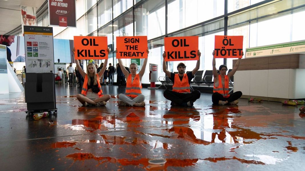 Los aeropuertos toman medidas enérgicas mientras los manifestantes climáticos planean un verano de disrupción
