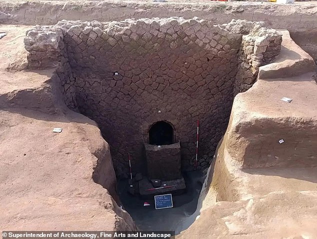 La cámara funeraria fue descubierta en Giugliano, un suburbio de Nápoles, y se cree que tiene unos 2.000 años de antigüedad. Fue descubierta después de que los arqueólogos detectaran una pared que presentaba una antigua técnica de construcción romana conocida como opus incertum.