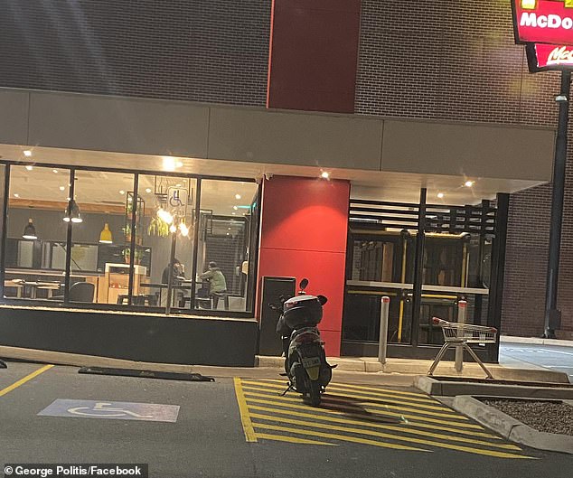 El conductor había estacionado en un espacio claramente marcado con líneas diagonales amarillas junto a un lugar para discapacitados junto a la puerta del restaurante.