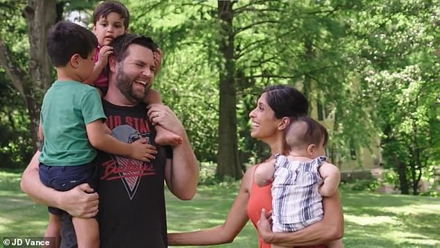 El candidato a vicepresidente de Trump, JD Vance (a la izquierda con su familia), enfrentó un escrutinio después de que sus declaraciones anteriores en las que llamaba a los líderes demócratas 