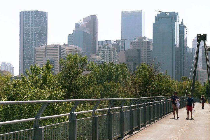 Los expertos en salud recomiendan permanecer en el interior mientras el humo de los incendios forestales llena el cielo de Calgary
