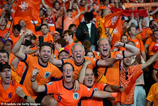 Los fanáticos de los Países Bajos celebran después de ganar el partido de fútbol de cuartos de final de la UEFA EURO 2024 entre Países Bajos y Turquía en el Olympiastadion de Berlín el 6 de julio