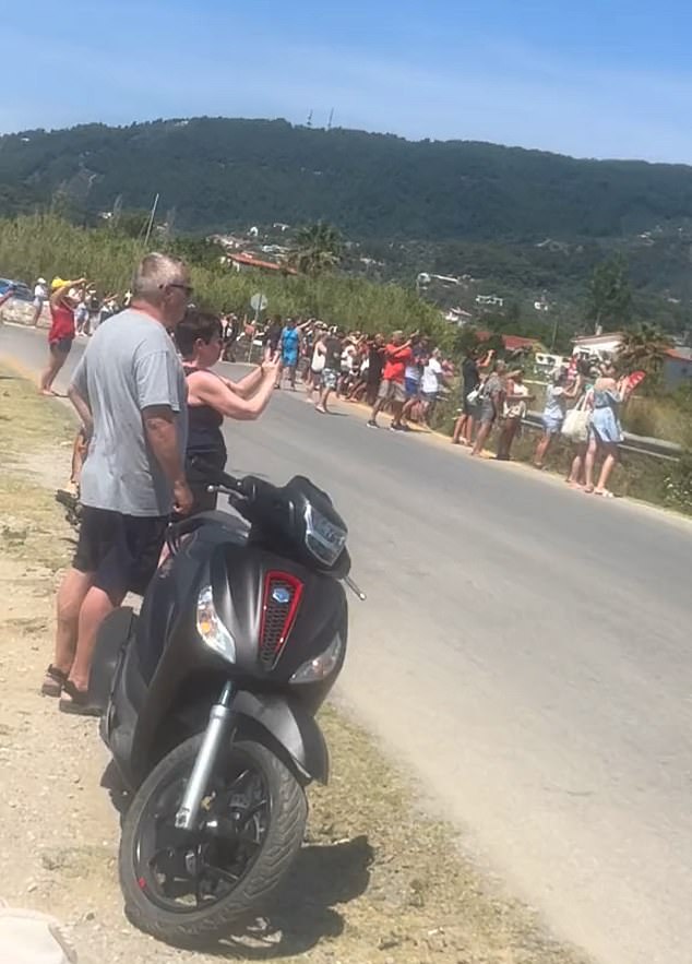 Se pueden ver grandes grupos de personas esperando con anticipación a que despegue el gran avión.