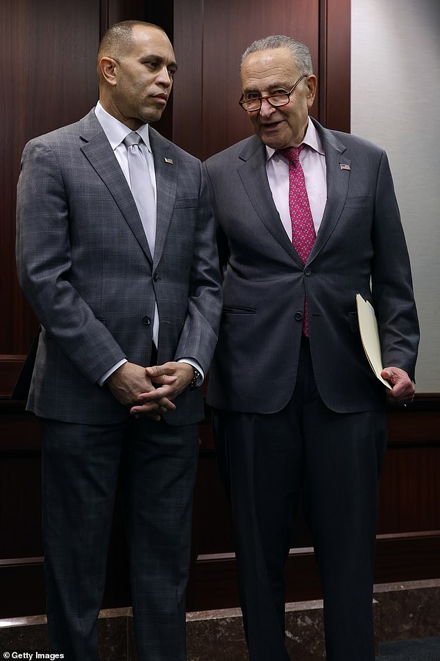 El líder del Senado, Chuck Schumer, y el líder de la Cámara de Representantes, Hakeem Jeffries, finalmente dieron su respaldo a la carrera presidencial luego de la retirada de Biden el domingo.