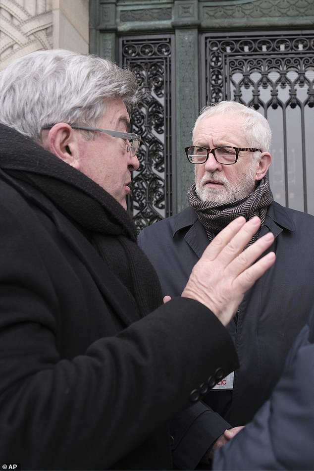 El exlíder del Partido Laborista británico Jeremy Corbyn (derecha) habla con el político francés de extrema izquierda Jean Luc Melenchon frente a la Corte Internacional de Justicia en La Haya, Países Bajos, el jueves 11 de enero de 2024