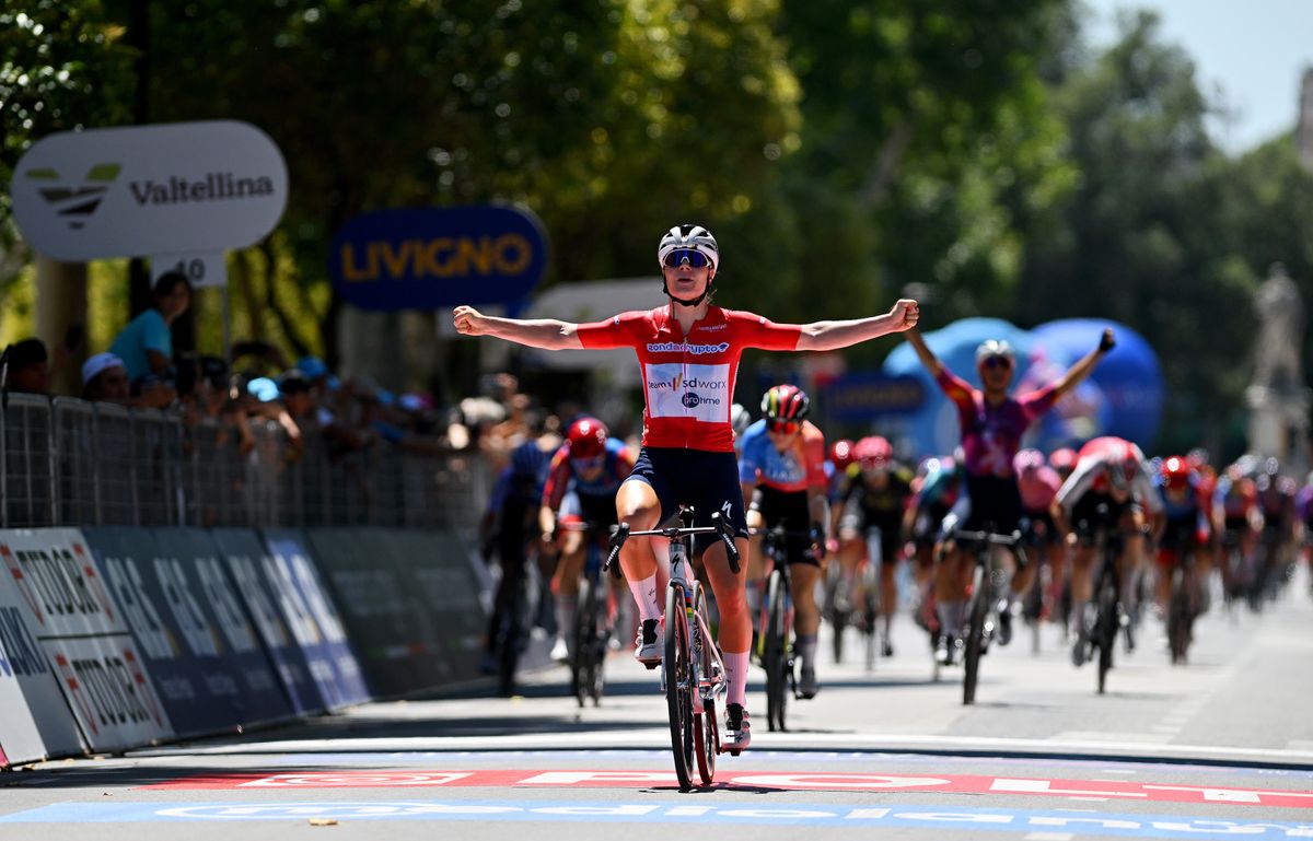 Lotte Kopecky consigue una imponente victoria en el sprint en la quinta etapa del Giro de Italia femenino
