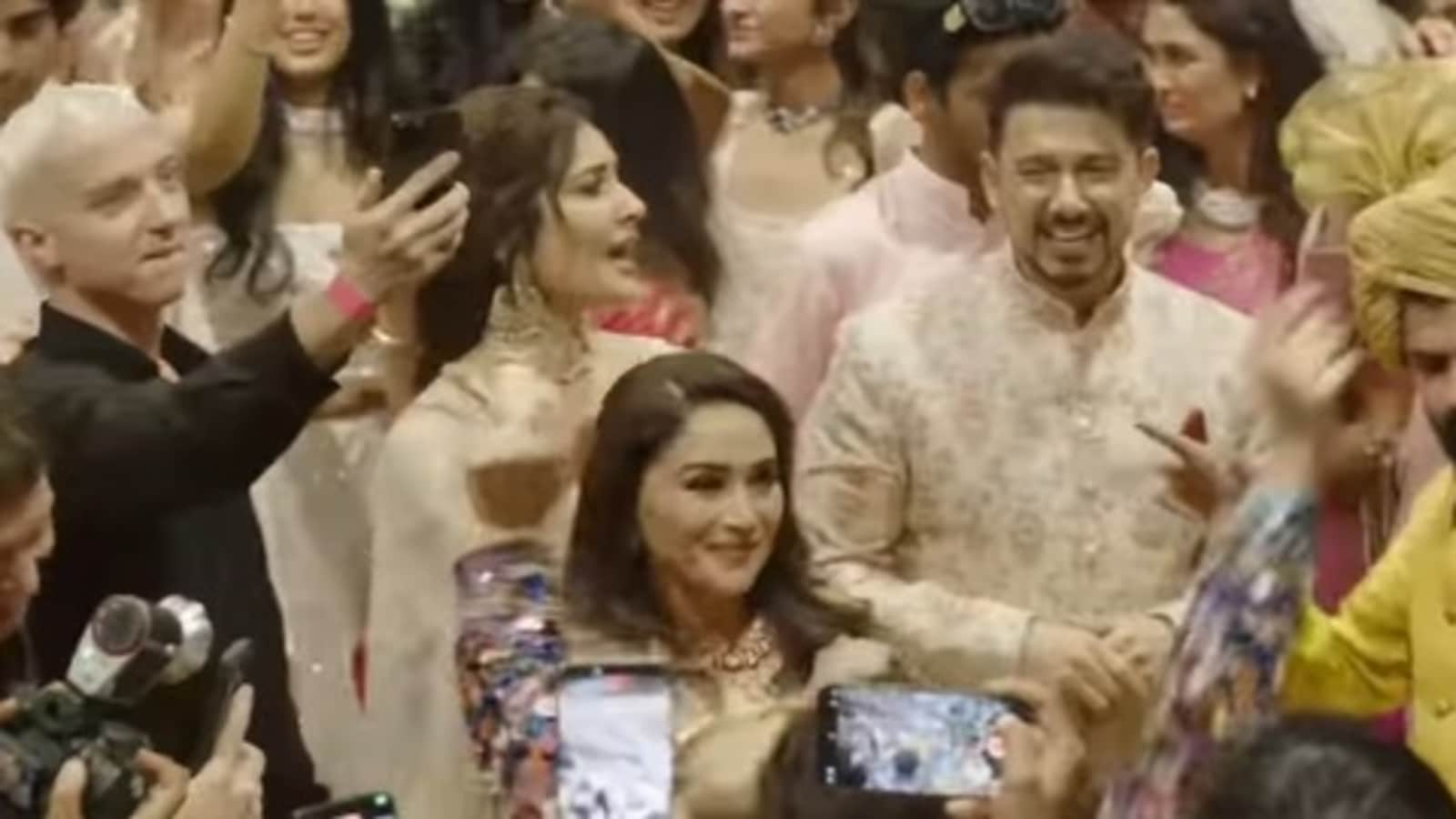 Madhuri Dixit baila Choli Ke Peeche en la boda de Anant Ambani y Radhika Merchant, su esposo Shriram está 'hipnotizado'
