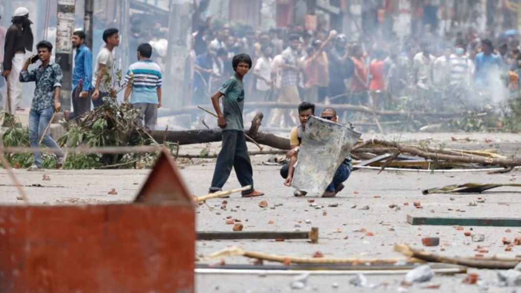 Manifestantes de Bangladesh irrumpen en prisión y liberan a manifestantes, mientras aumentan las bajas a manos de la policía
