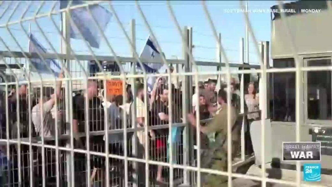 Manifestantes irrumpen en la puerta después de que soldados israelíes fueran detenidos por abusos a prisioneros
