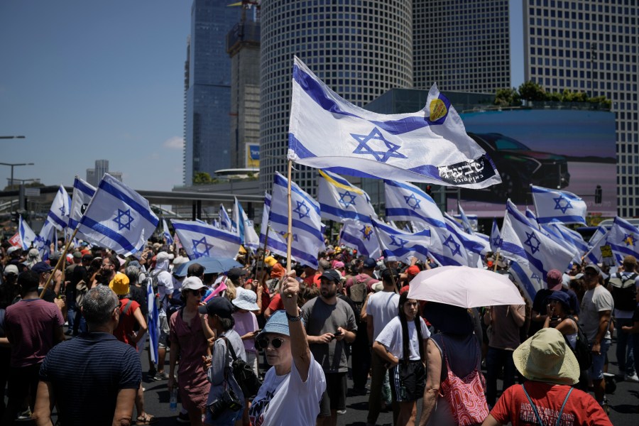 Manifestantes israelíes bloquean carreteras y piden un alto el fuego para devolver a los rehenes tras 9 meses de guerra en Gaza
