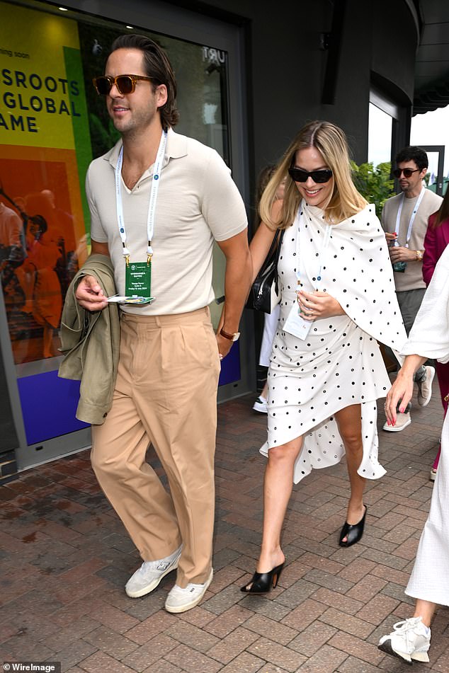 Margot Robbie lideró a las estrellas en Wimbledon el viernes cuando hizo su primera aparición pública desde que anunció que está esperando su primer hijo con su esposo Tom Acklerley.