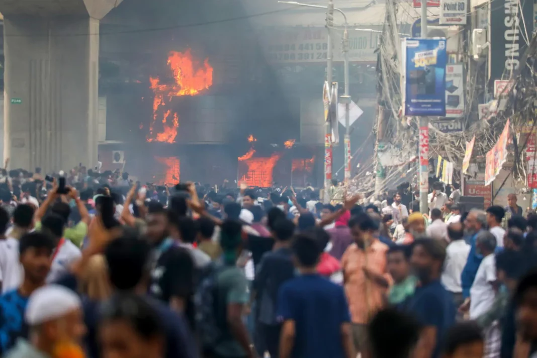 Más de 100 muertos, toque de queda y orden de disparar tras protestas estudiantiles en Bangladesh - teleSUR
