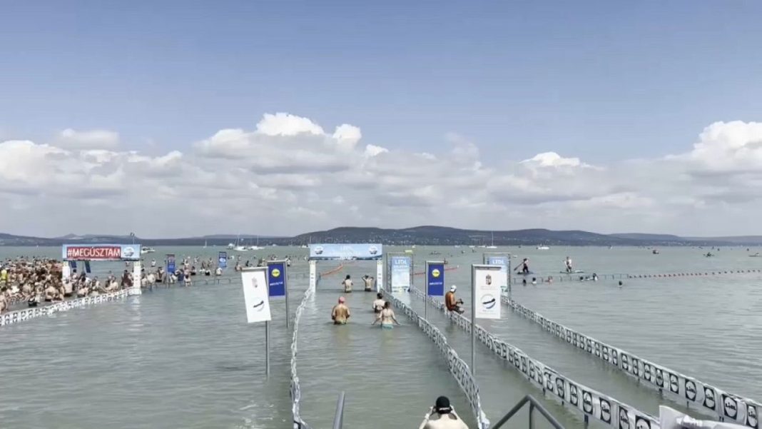 Más de 11.000 personas cruzan a nado el lago Balaton
