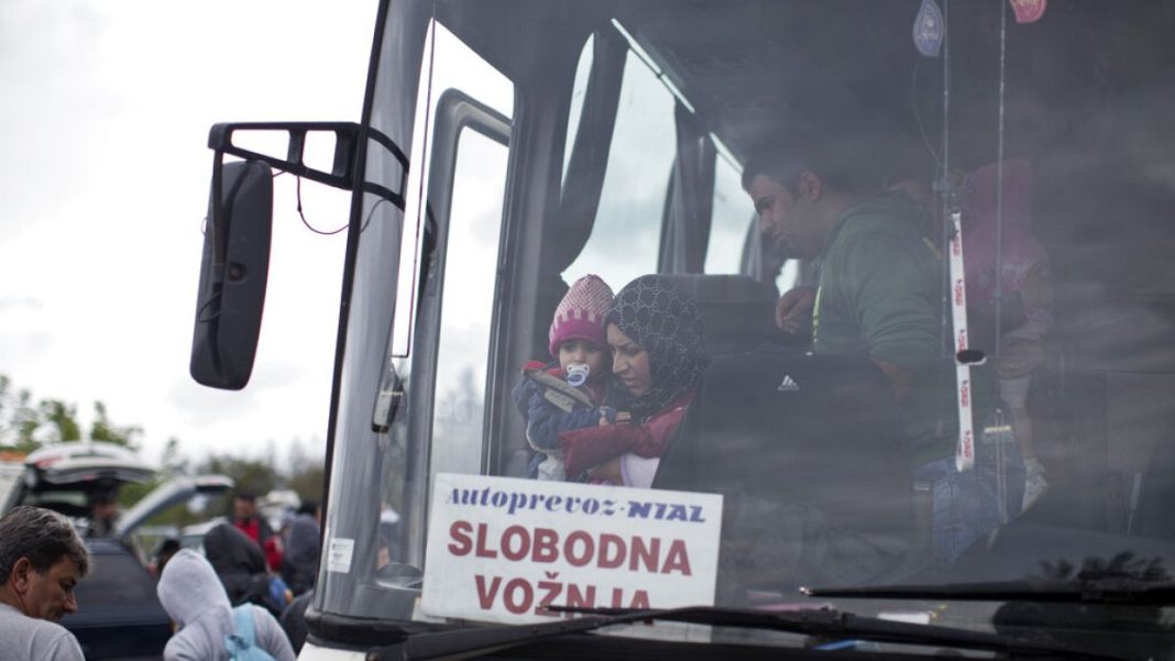 Más de 30 heridos al volcar un camión de migrantes en Serbia
