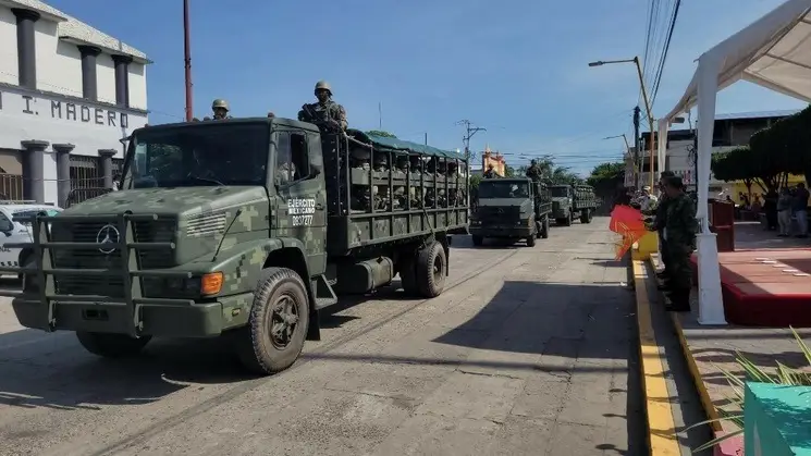 Mexicanos cruzan a Guatemala para escapar de la violencia de los cárteles; el ejército guatemalteco refuerza la frontera
