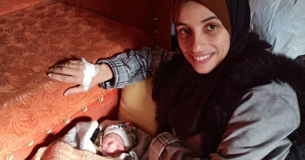 “Mi niña nació en la calle”: un parto traumático en Gaza
