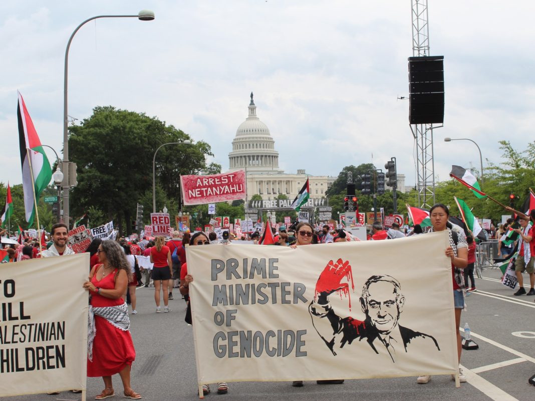 Mientras el Congreso de Estados Unidos aplaudía a Netanyahu, los manifestantes se reunieron para denunciarlo
