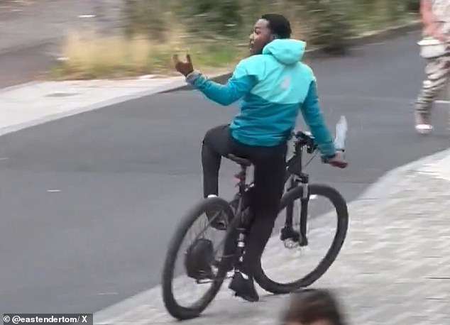 Este es el impactante momento en el que un ciclista blande un cuchillo mientras pedalea a plena luz del día cerca de un parque de Londres.