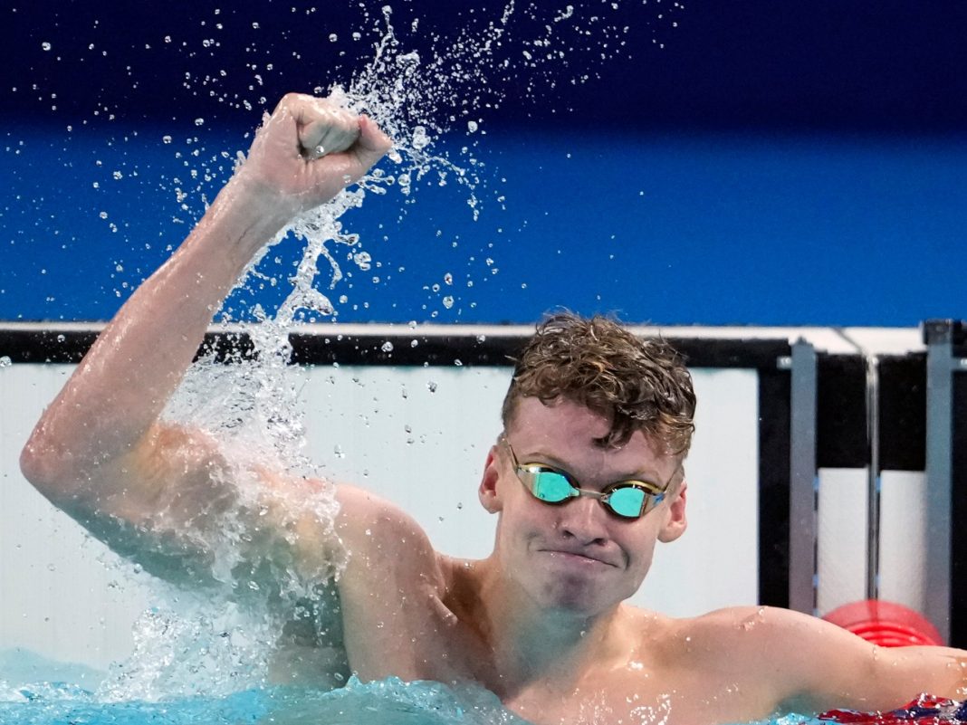 Natación: la leyenda estadounidense Ledecky se queda con el oro en los 1500 m, su compatriota Marchand gana el doblete
