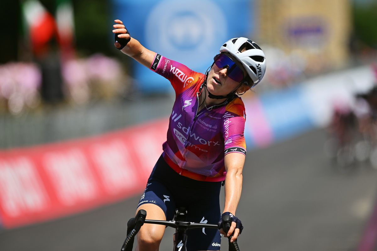 Niamh Fisher-Black gana la cima de la tercera etapa femenina del Giro de Italia
