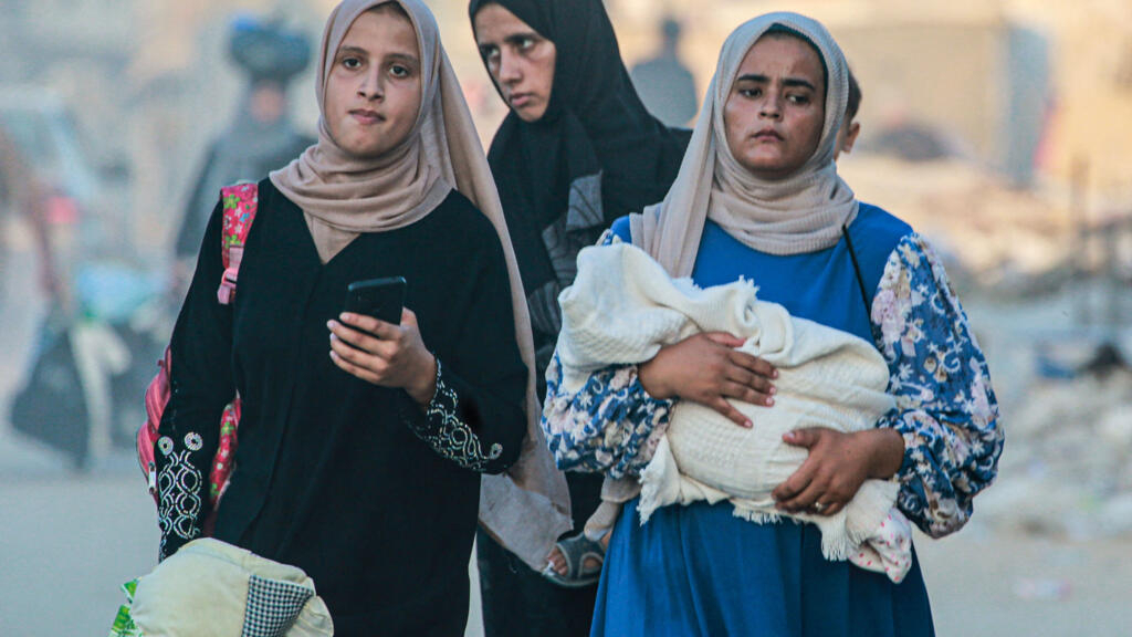 “No nos queda nada en este mundo, excepto nuestra hija”: una joven madre sobre la vida en Gaza
