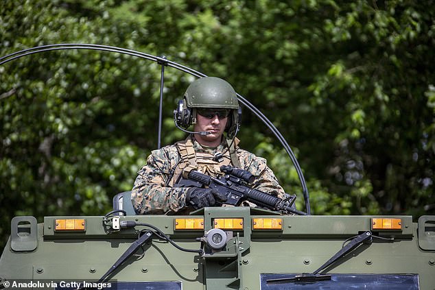 Un marine estadounidense es visto sobre un HIMARS (Sistema de Cohetes de Artillería de Alta Movilidad) durante los ejercicios militares Baltops 24 en la isla de Uto, en el archipiélago de Estocolmo, Suecia.