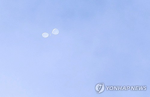 (LEAD) N. Korea again sends trash-carrying balloons into S. Korea: JCS