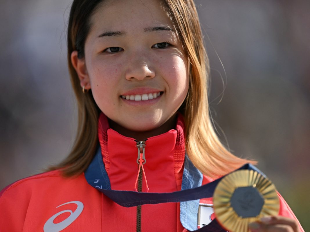 París 2024: un joven de 14 años gana el oro olímpico en patineta callejera
