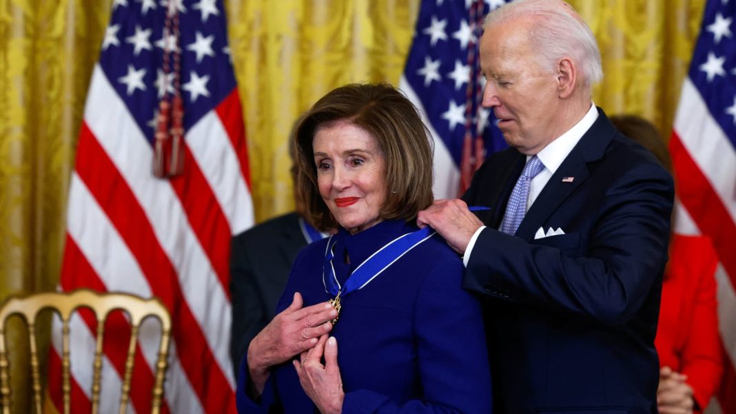 Pelosi habló con Biden antes de que abandonara la carrera presidencial de 2024
