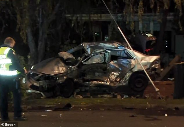 Un todoterreno negro chocó con un sedán plateado (en la foto) en la intersección de Warrigal Road y Highbury Road en Burwood, en el interior este de Melbourne, alrededor de las 7 p. m. del martes.