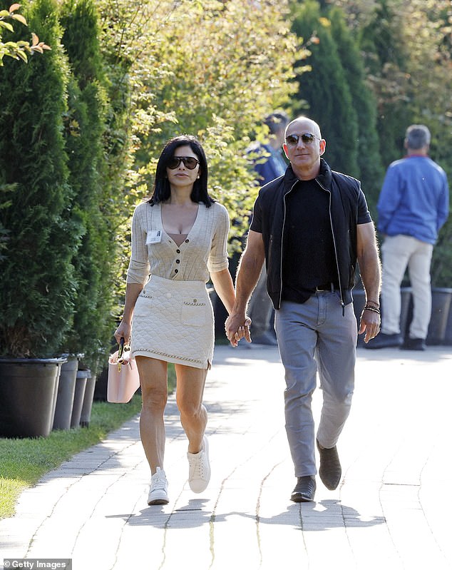 Uno de los productos más emblemáticos de Amazon ha resultado ser una importante pérdida de dinero, según muestran documentos recién desenterrados. (En la foto: el fundador de Amazon, Jeff Bezos, y su prometida Lauren Sanchez en Sun Valley, Idaho, a principios de este mes)