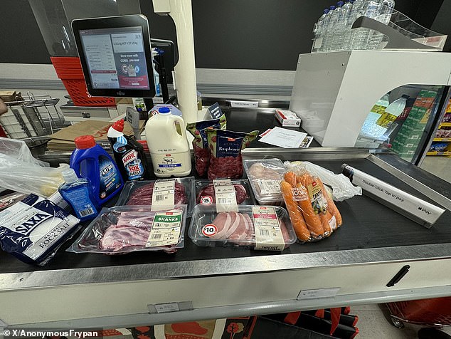 Un cliente compartió una foto de los 14 artículos que compró en Coles el domingo X