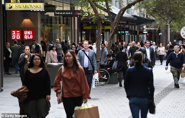 El índice de precios al consumidor subió un 3,8 por ciento en el año hasta junio, situándose aún más por encima del objetivo del 2 al 3 por ciento del Banco de la Reserva (en la foto, residentes en Sydney)