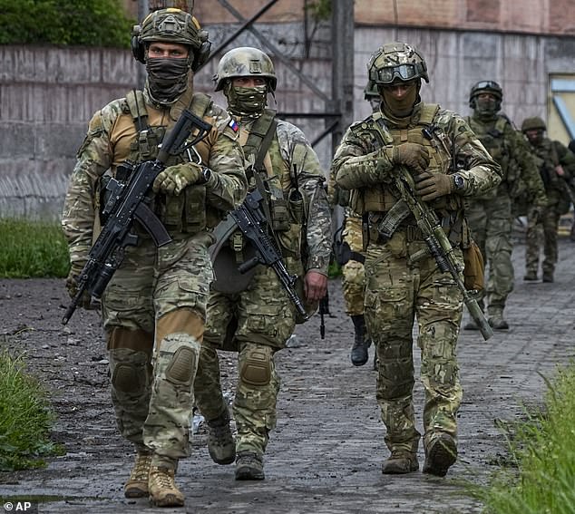 El presidente ruso, Vladimir Putin, ha reclutado a otros 150.000 soldados en su ejército. En la imagen: las tropas rusas caminan por una parte destruida de la planta metalúrgica de Illich Iron and Steel Works en Mariupol, en el territorio bajo el gobierno de la República Popular de Donetsk, en el este de Ucrania, el 18 de mayo de 2022