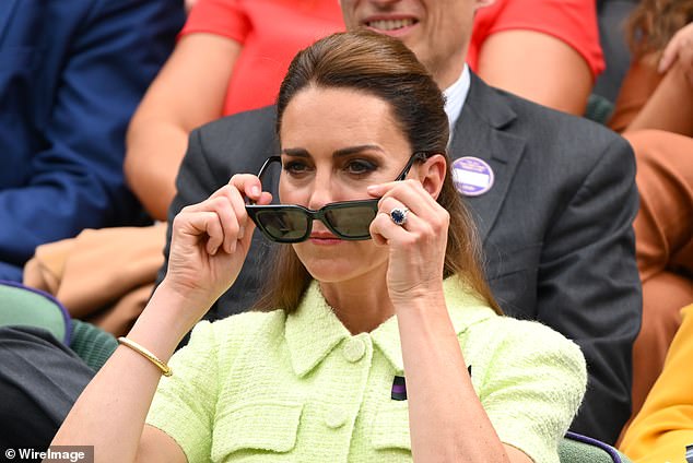 La Princesa de Gales luciendo una chaqueta verde lima y unas elegantes gafas de sol grandes en Wimbledon el año pasado antes de la noticia de que padecía cáncer.