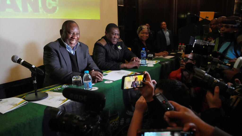 Ramaphosa de Sudáfrica presenta nuevo gabinete de coalición
