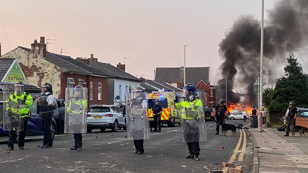 Reino Unido: Una turba antimusulmana ataca una mezquita de Southport tras una campaña de desinformación
