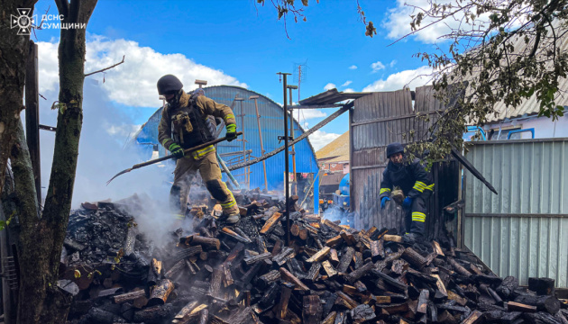 Rescatistas extinguen incendio en la región de Sumy tras bombardeo ruso
