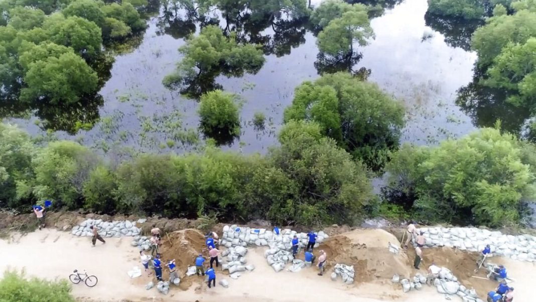 Residentes evacuados tras el colapso de una presa en el centro-oeste de Rusia
