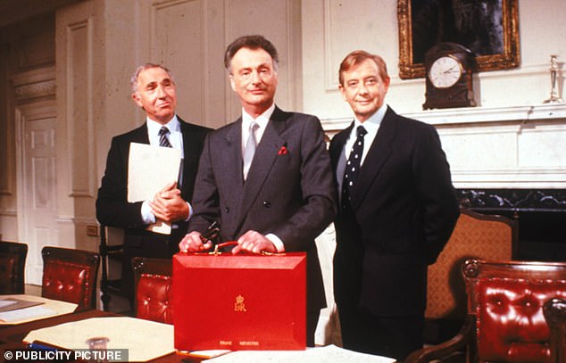 Prevent advirtió que comedias televisivas como Yes Minister, con Nigel Hawthorne, a la izquierda, Paul Eddington, en el centro, y Derek Fowlds, a la derecha, se habían convertido en textos obligatorios para los extremistas de derecha.