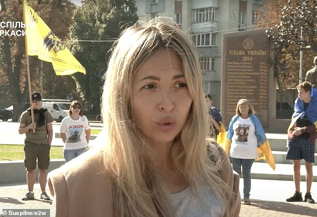 Larysa Salaeva, esposa de un prisionero de guerra y líder del grupo activista Libertad para los Defensores de Mariupol, acusó a Rusia de robar y vender los órganos de prisioneros muertos.